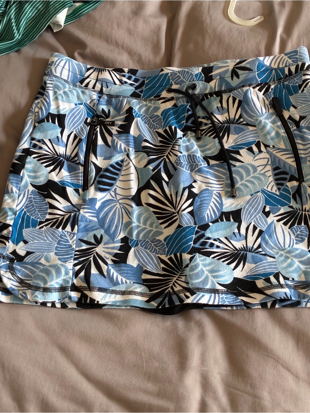 Jones New York Blue and White Leaf-Print Skort